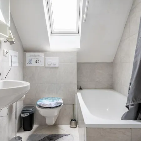 Private Apartment *